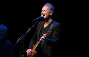 A lenda do Fleetwood Mac, Lindsey Buckingham, teve ‘substância desconhecida’ derramada sobre ele no ataque