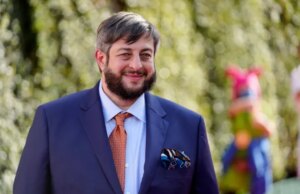 A estrela do Bob’s Burgers, Eugene Mirman, gravemente ferida após ser ‘retirada de um acidente de carro em chamas’