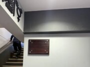 A placa na ponte Scott Mills na M3 foi retirada