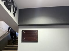 A placa na ponte Scott Mills na M3 foi retirada