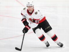 Jake Sanderson, dos senadores, sai do jogo 3 contra Hurricanes com aparente lesão