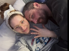 A estrela de Harry Potter, Jessie Cave, anuncia noivado com o namorado comediante Alfie Brown