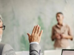 Membro do conselho escolar do Tennessee censurado após chamar o aluno de ‘gostoso’ na reunião