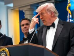 Testemunhas relatam o caos no jantar da WHCA após o tiroteio, agentes do Serviço Secreto sacaram armas para evacuar Trump