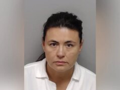 Professora do ensino basic do Texas acusada de agredir sexualmente criança enquanto a polícia procura por mais vítimas