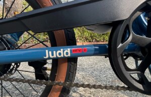 Revisão da bicicleta elétrica dobrável Retrospec Judd Rev 2: acessível, simples e fácil de armazenar