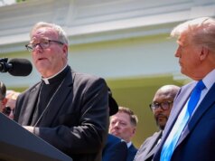 Bispo Barron diz que Trump “deve desculpas ao papa”