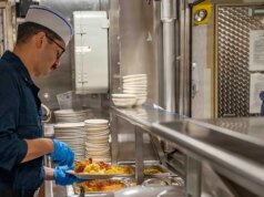 Marinha dos EUA divulga fotos de ‘refeições frescas’ e rejeita relatos de escassez de alimentos em navios de guerra do Oriente Médio