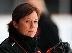 Carla MacLeod, técnica do Ottawa Cost, tira licença