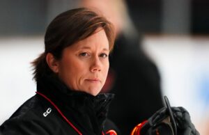 Carla MacLeod, técnica do Ottawa Cost, tira licença
