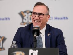 Geese assinam com o gerente geral Pat Verbeek para extensão de contrato