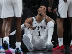 Wembanyama, do Spurs, sai do jogo 2 após bater com o rosto no chão