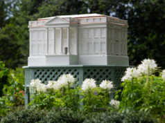 Melania Trump revela uma réplica de colmeia da Casa Branca repleta de novas colônias no gramado sul