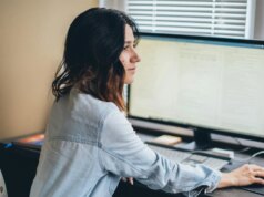 A IA tem um tipo diferente de problema de preconceito, mas é frequentemente repetido