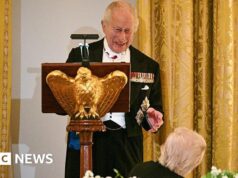 ‘Se não fosse por nós, vocês estariam falando francês’, brincam King e Trump no jantar