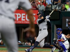 Torcedor dos Yankees aprende uma lição brutal sobre terreno elevado durante uma briga sangrenta com torcedores do Rangers