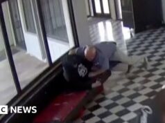 Momento em que atirador é abordado pelo diretor da escola