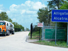 Guardas de ‘Alligator Alcatraz’ espancam e pulverizam detidos com spray de pimenta, diz advogado