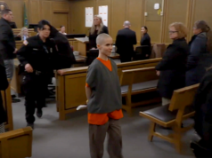 Assassina careca sorri enquanto os promotores revelam o que ela fez antes do pai entrar