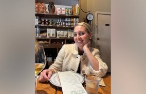 Família do dono desaparecido de uma cafeteria implora por pistas enquanto policiais vasculham vídeos de vigilância