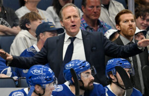 NHL investiga após Holmberg de Lightning se machucar ao bater na porta da grande penalidade