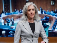 A diretora do CDC, Susan Monarez, se recusa a renunciar, argumentando que apenas Trump pode demiti-la