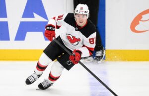 O atacante do Devils, Arseny Gritsyuk, está fora da temporada