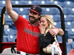 O apanhador dos Guardians, Austin Hedges, faz uma pergunta à namorada em campo em uma proposta emocionante após a vitória