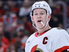 Brady Tkachuk em vez de defender seu filho