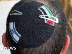 Polícia israelense investiga depois que policiais ‘cortaram a bandeira palestina’ do solidéu