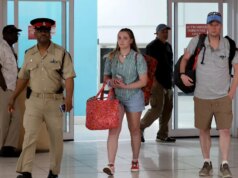 Filha de uma americana desaparecida pousa nas Bahamas e bate no padrasto depois que ele fugiu em meio a uma investigação