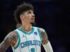 LaMelo Ball dá um soco no mascote do Hornets após eliminar o Warmth do play-in