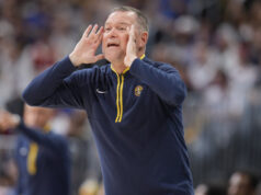 Relatório: Carolina do Norte pretende contratar Michael Malone como treinador principal