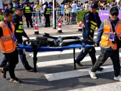 Robô maratonista chinês cai e dança break em pedaços