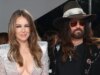 Billy Ray Cyrus emociona-se com a ‘linda namorada’ Elizabeth Hurley após o tapete vermelho do Olivier Awards