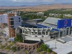 Boise State homenageia duas lendas do futebol com exibição exclusiva em campo