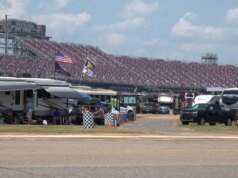 Os fãs da NASCAR lotam o Talladega Superspeedway antes da corrida Jack Hyperlinks 500 de domingo
