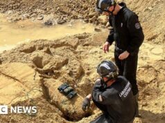 Milhares de parisienses evacuados quando bomba da Segunda Guerra Mundial detonou