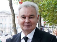 Eamonn Holmes ‘está bem’ após derrame, diz seu filho