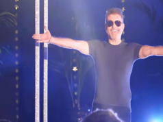 Simon Cowell surpreende coral da escola ao fingir inauguração de estátua