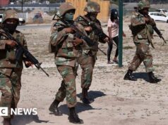 Exército sul-africano chega a locais de crime para ajudar a combater gangues