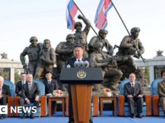 Kim Jong Un elogia tropas que se auto-atacaram para evitar captura pela Ucrânia