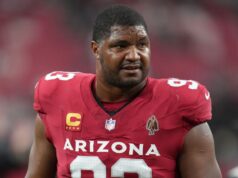 Relatório: Veterano DL Calais Campbell assina contrato de um ano para retornar aos Ravens