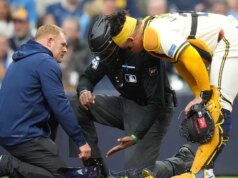 O árbitro da MLB em apuros, CB Bucknor, deixa o jogo após receber uma bola suja para mascarar um dia após a polêmica ligação