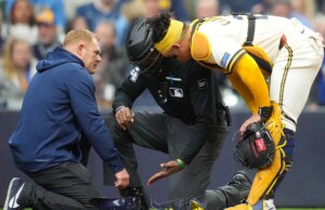 O árbitro da MLB em apuros, CB Bucknor, deixa o jogo após receber uma bola suja para mascarar um dia após a polêmica ligação