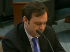 O diretor do Camp Mystic diz aos pais das vítimas das enchentes que falhou com eles enquanto o Texas avalia a reabertura