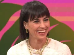Constance Zimmer explica como está remodelando a conversa sobre envelhecimento para as mulheres