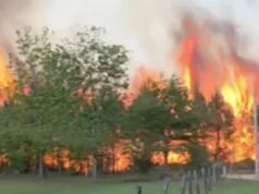Bombeiros de todos os EUA se juntando à batalha contra o incêndio florestal na Geórgia, com incêndios entrando na segunda semana