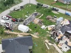 Homem diz "na verdade, sentimos a casa levantar um pouco" enquanto tornados varrem o centro dos EUA