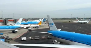 A guerra do Irão fez com que o custo do combustível de aviação subisse. Veja como os viajantes são afetados.